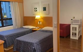 Apart com sacada e piscina